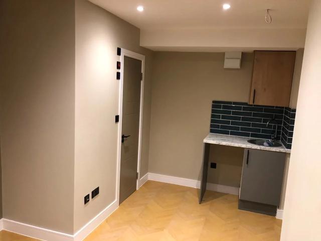 Flat for rent in Hook, Greater London