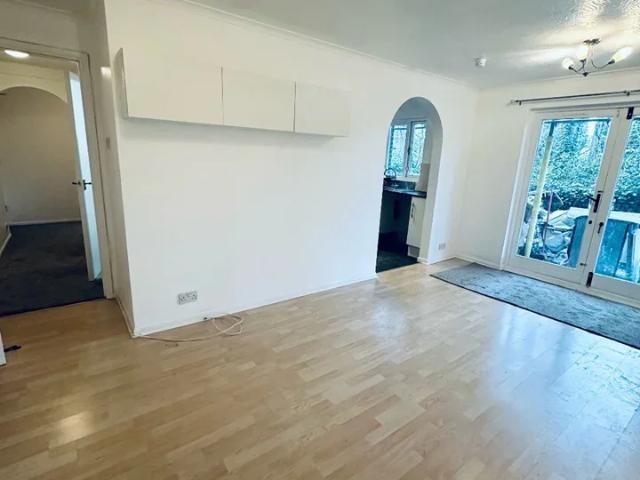 Flat for rent in Hackbridge, Greater London