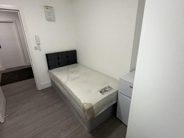 Flat for rent in Summerstown, Greater London