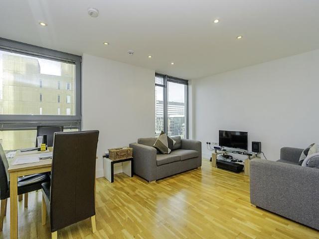 Flat for rent in Calderstones