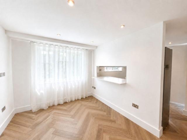 Flat for rent in London Borough of Merton, Collier's Wood
