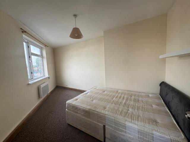 Flat for rent in Rush Green, Greater London