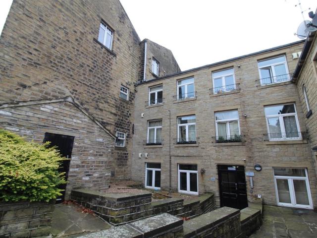 Flat for rent in Hullenedge, Calderdale