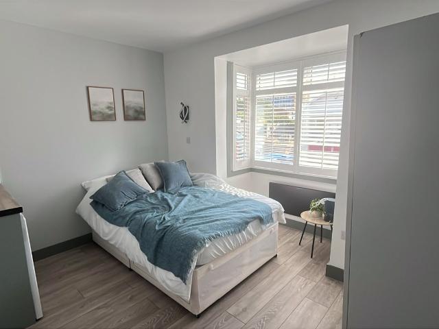 Flat for rent in Egham Hythe, Row Town
