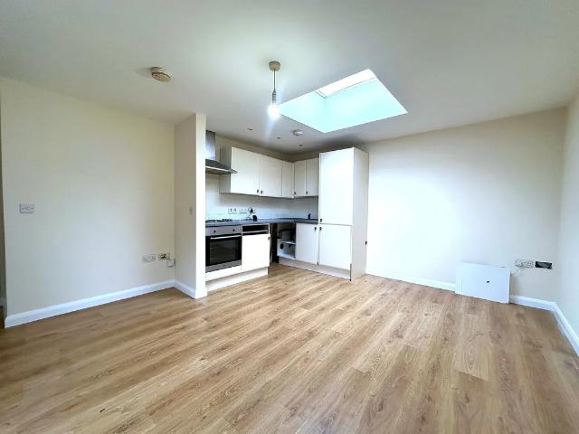 Flat for rent in London Borough of Ealing, Greater London