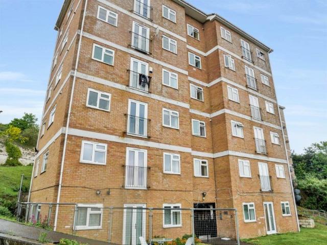 Flat for rent in Luton, Chatham