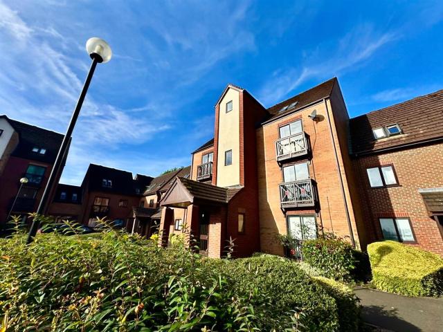 Flat for rent in Baswich, Staffordshire