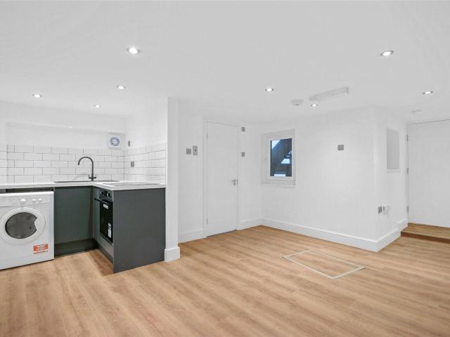 Flat for rent in Shacklewell, Greater London