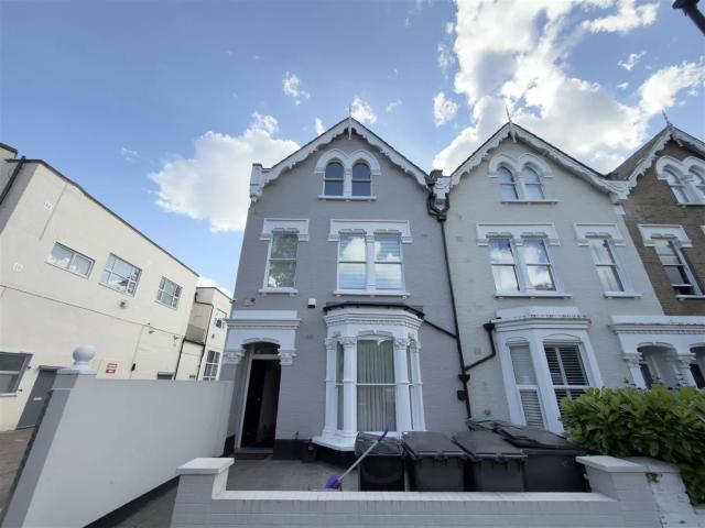 Flat for rent in Stroud Green, Greater London