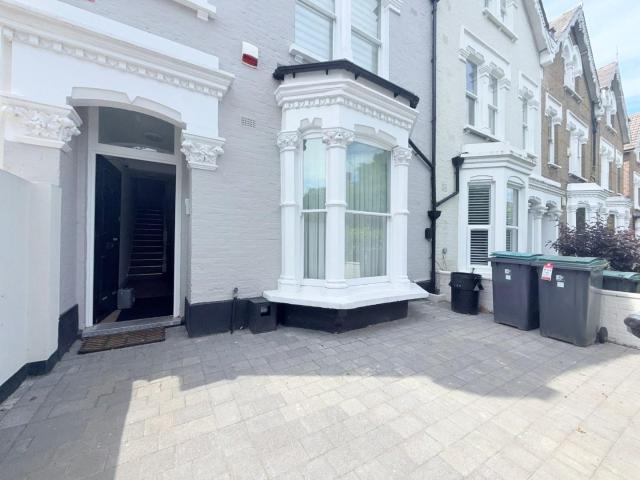 Flat for rent in Stroud Green, Greater London