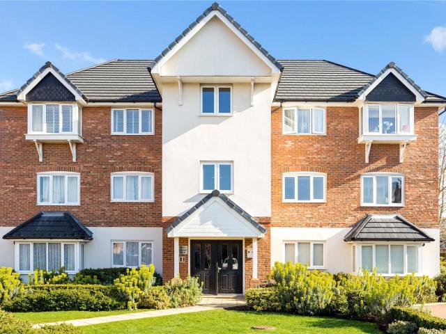 Flat for rent in Ashley Park, Surrey