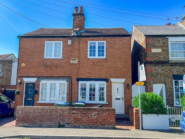 Apartment for rent in Blackhills, Surrey