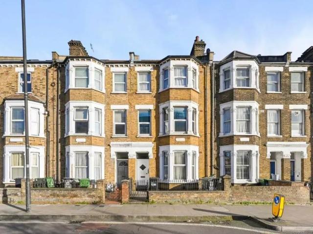 Flat for rent in College Park, Greater London