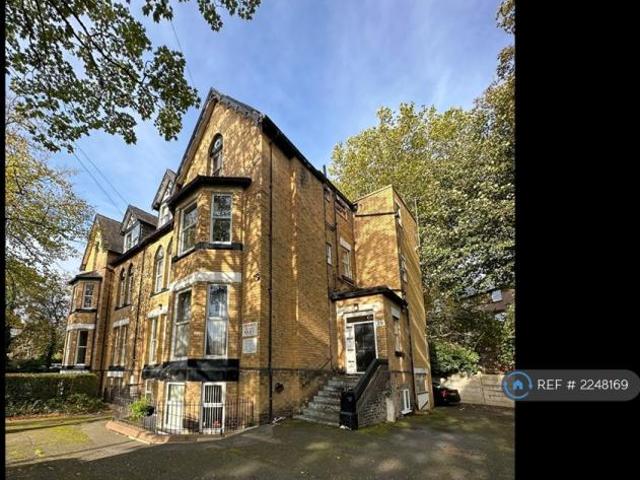 Flat for rent in Calderstones