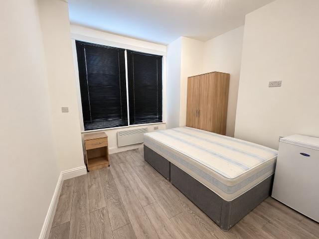 Flat for rent in Tooting Graveney, Greater London