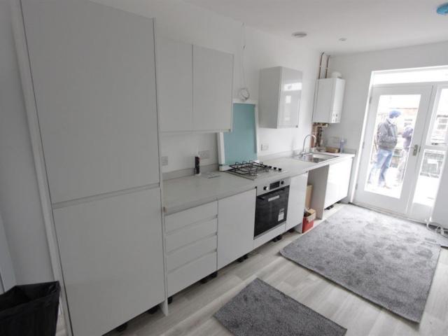 Flat for rent in Broomhill, South Yorkshire