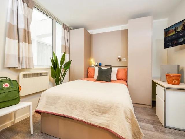 Flat for rent in Calderstones