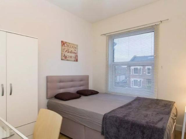 Flat for rent in Mortlake, Greater London