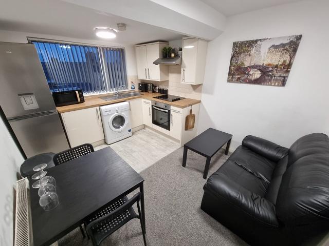 Flat for rent in Elm Park, Calderstones