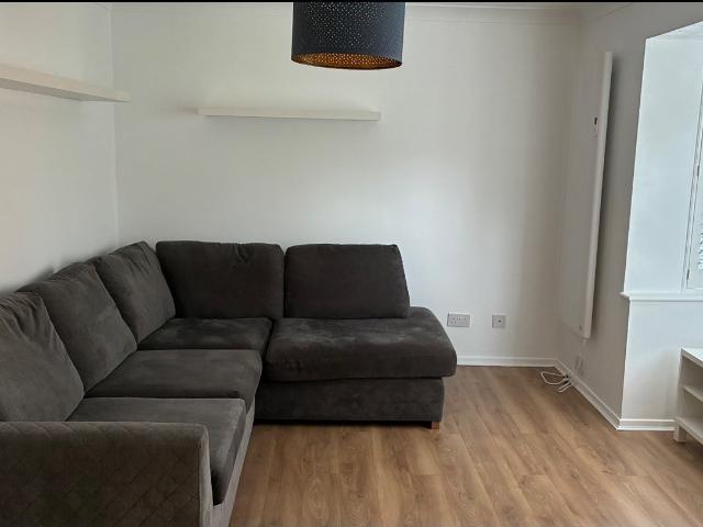 Flat for rent in London Borough of Merton, Collier's Wood
