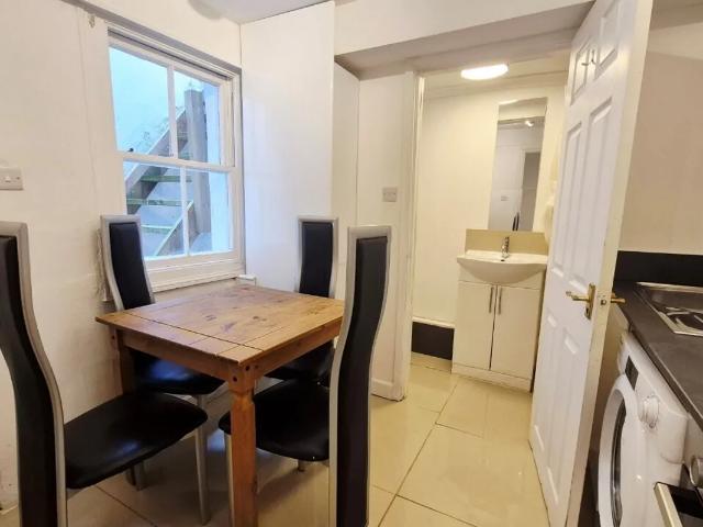 Flat for rent in Brook Green, Greater London