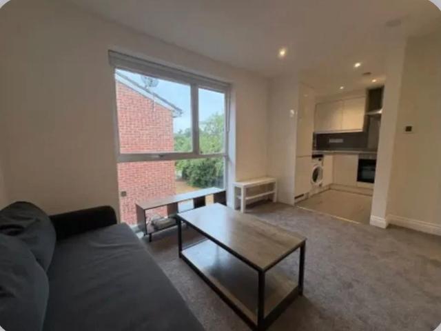 Flat for rent in Oakleigh Park, Greater London