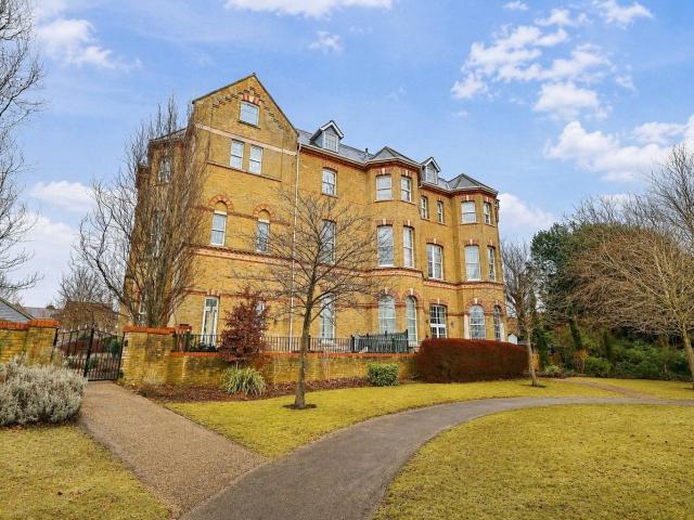 Flat for rent in Woking, Surrey