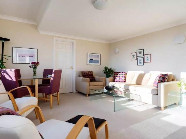 Flat for rent in North Kensington, Greater London