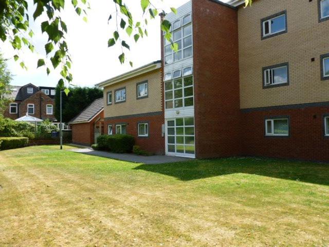 Flat for rent in Hazel Grove, Stockport