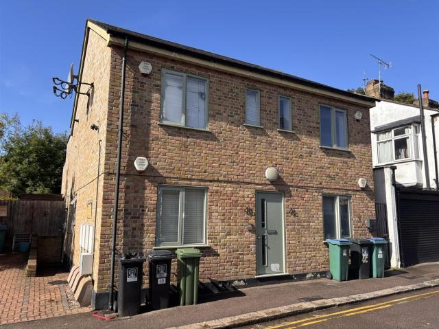 Flat for rent in Watford Heath, North Watford