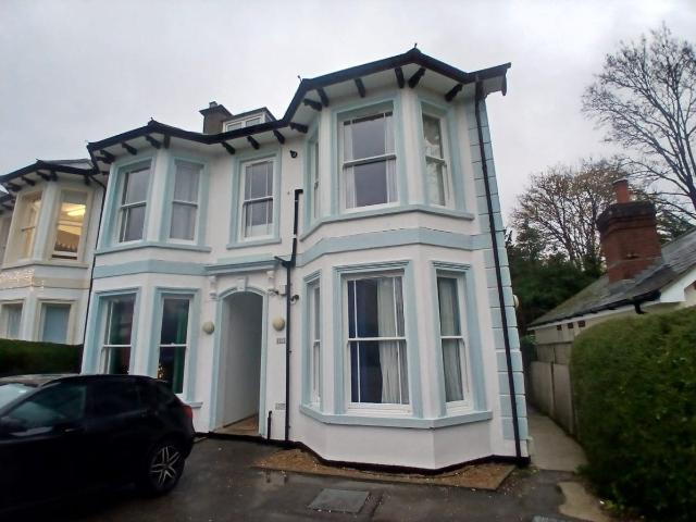Flat for rent in Red Hill, Surrey