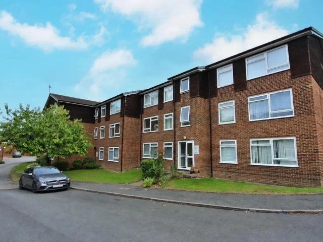 Flat for rent in Englefield Green, Runnymede