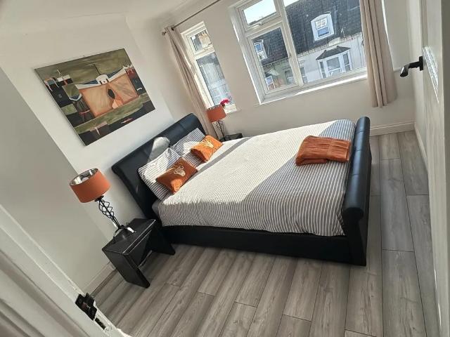 Flat for rent in Mount Pleasant, Iford