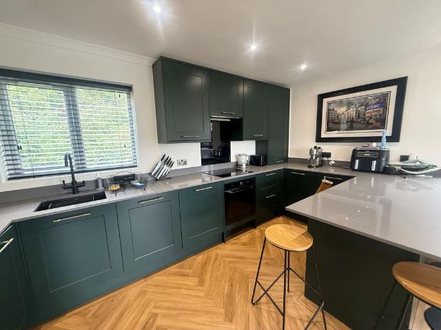 Flat for rent in Hillview, Surrey