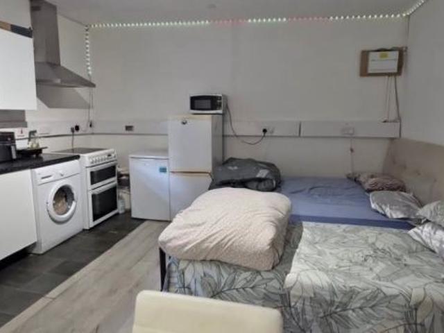 Flat for rent in London Borough of Hounslow, Strand