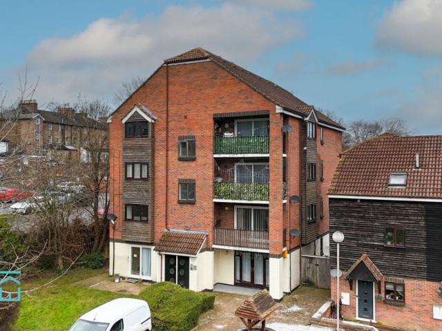 Flat for rent in Ringlestone, Midway