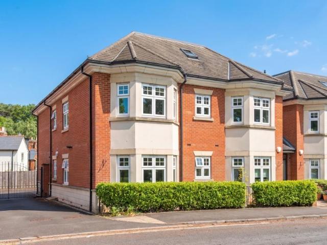 Flat for rent in Woking, Surrey