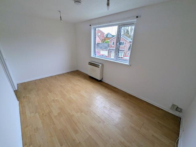 Flat for rent in Maesglas, Wales