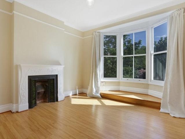 Flat for rent in North Kensington, Greater London