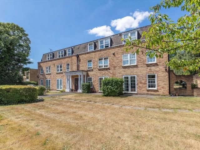 Flat for rent in Hampton Hill, Greater London