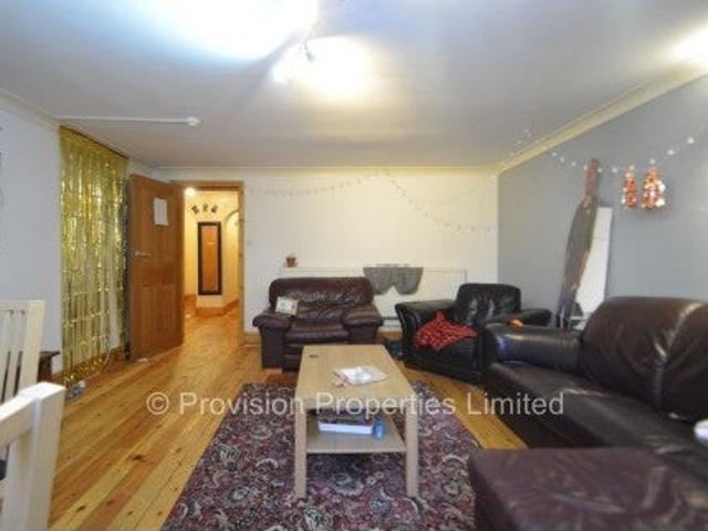 Flat for rent in Hyde Park, Leeds
