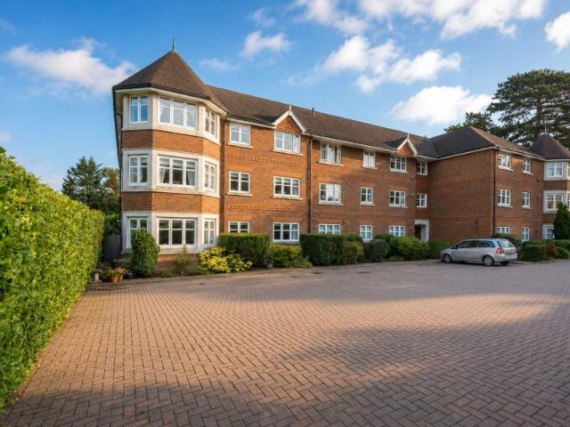 Flat for rent in St John's, Woking