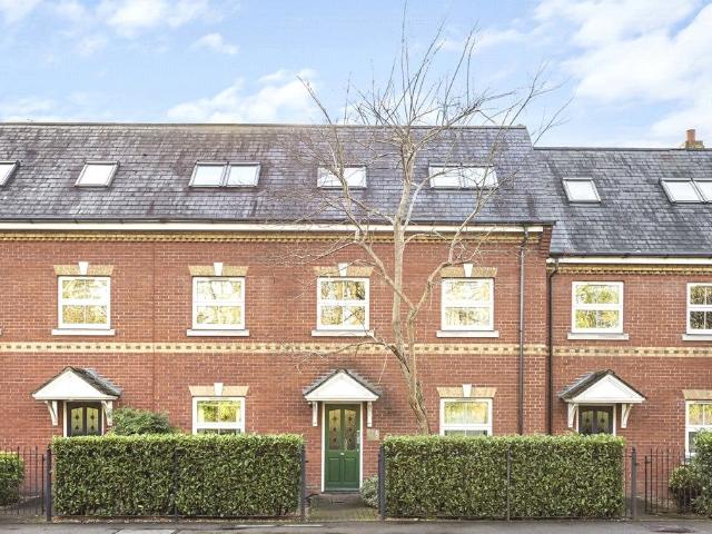 Flat for rent in Row Town, Surrey