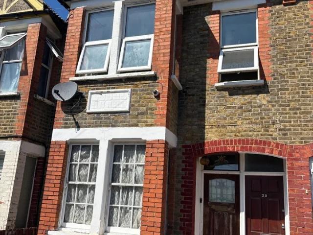 Flat for rent in London Borough of Croydon, Greater London