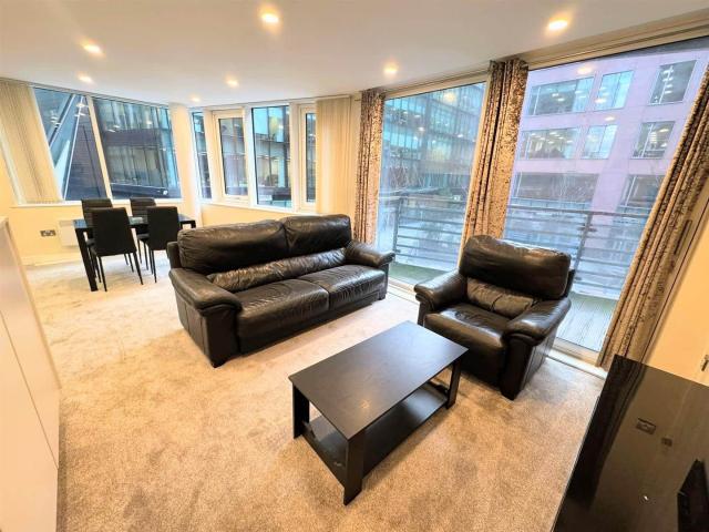 Flat for rent in Calderstones