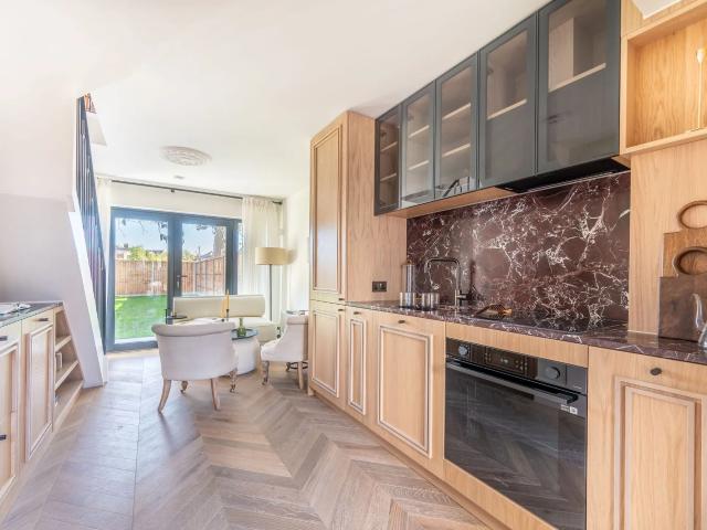 Flat for rent in North Kensington, Greater London