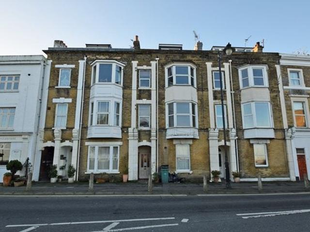 Flat for rent in Binstead, Ryde