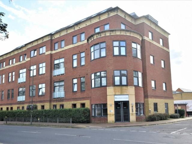 Flat for rent in Heol-las, Surrey