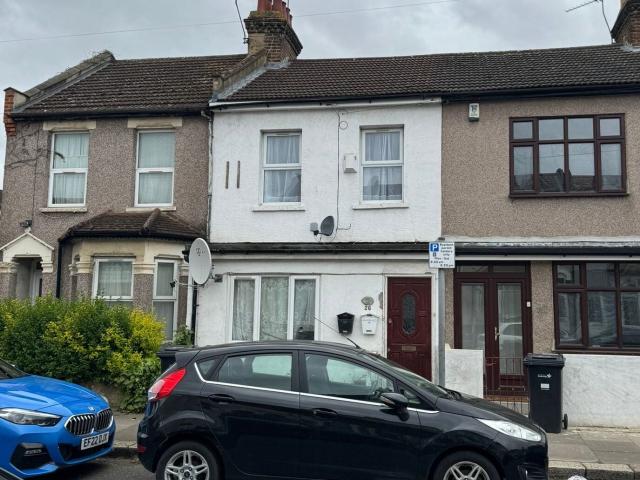 Flat for rent in Seven Kings, Greater London