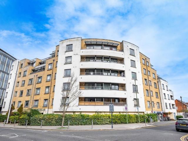 Flat for rent in Horsell, Woking